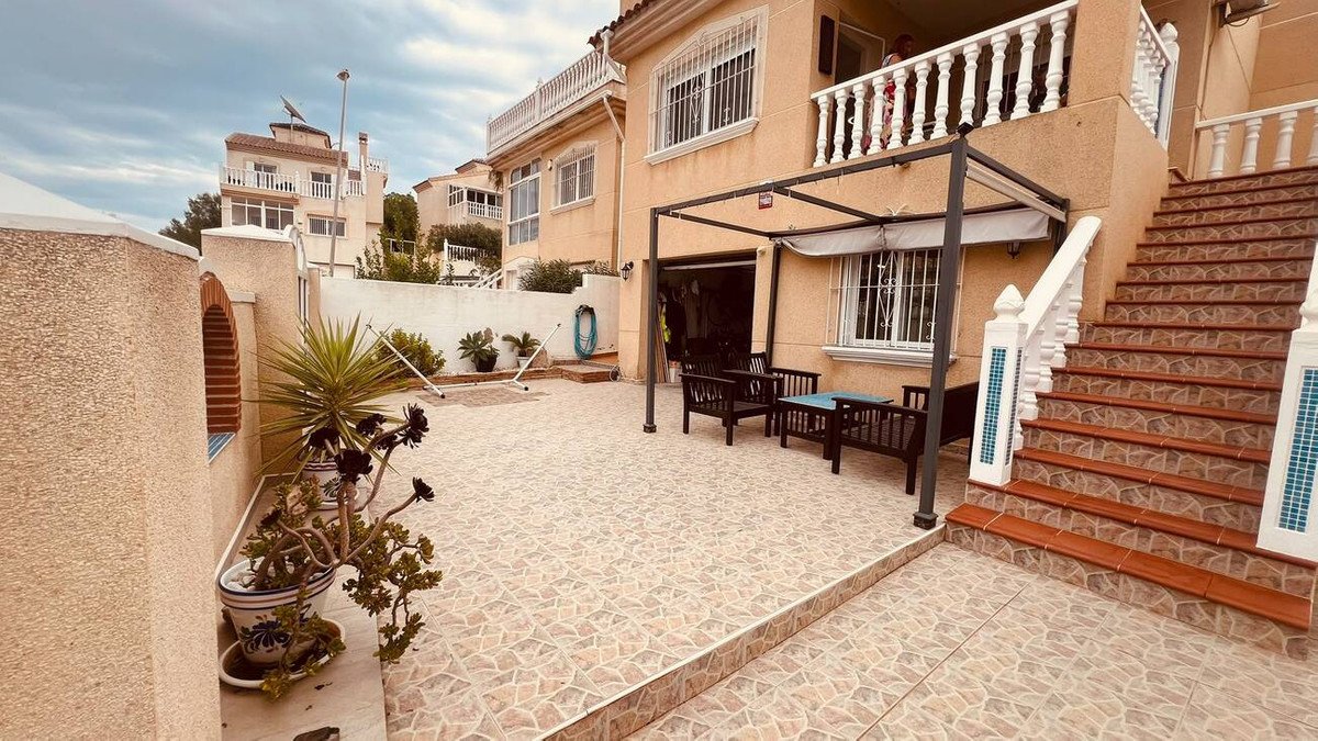 3 Bed Detached Villa in Villamartin