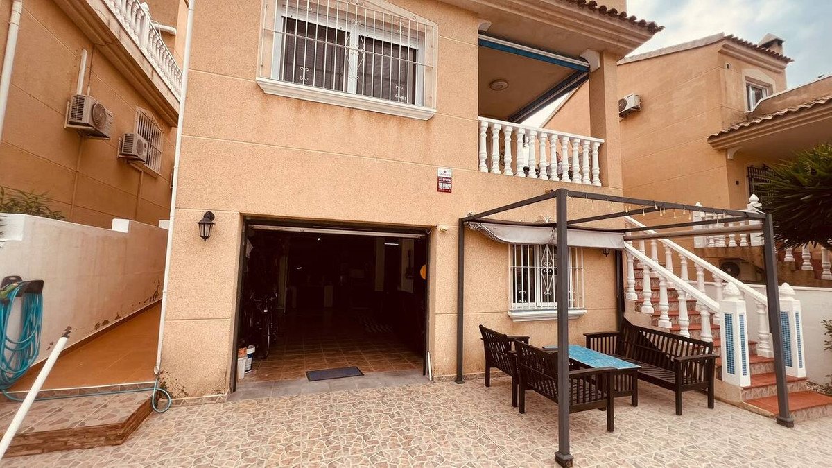 3 Bed Detached Villa in Villamartin