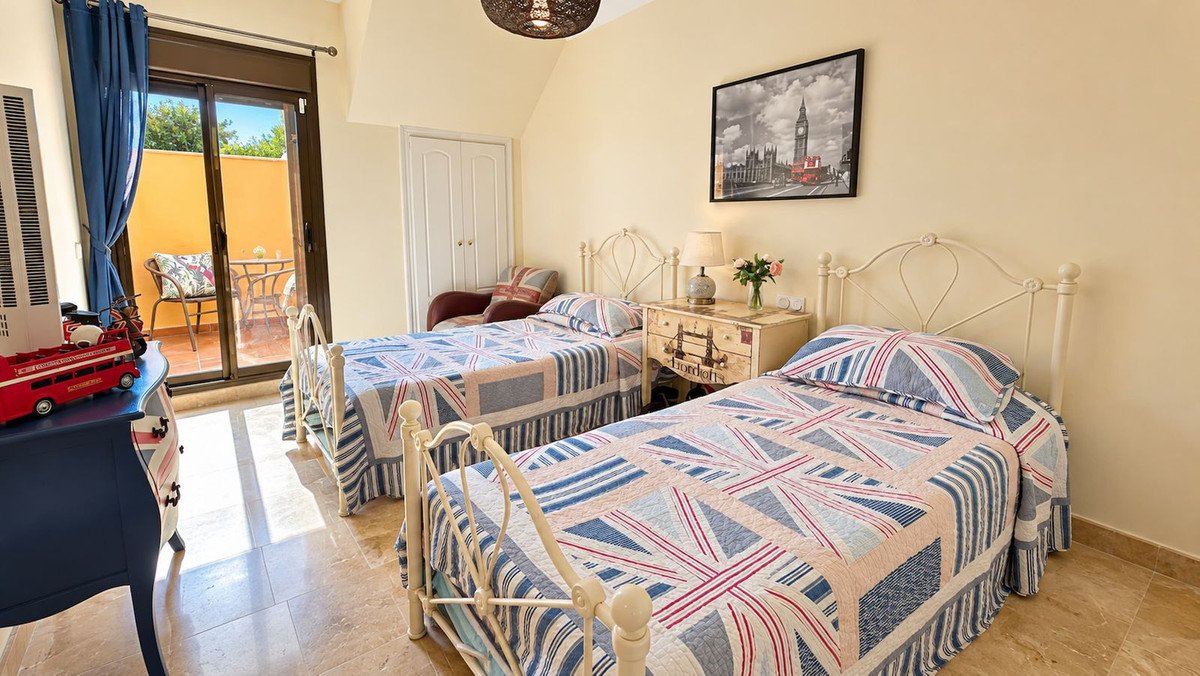 2 Bed Penthouse in La Duquesa