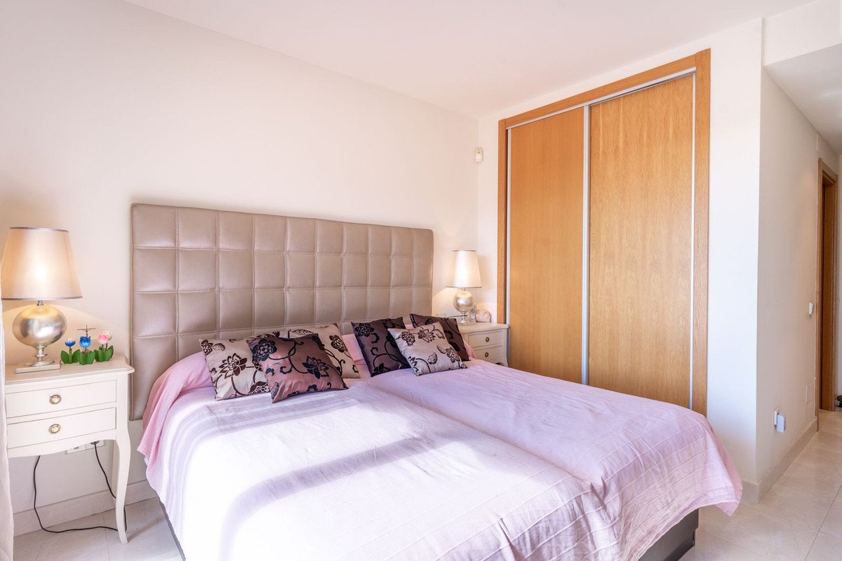 2 Bed Middle Floor Apartment in New Golden Mile