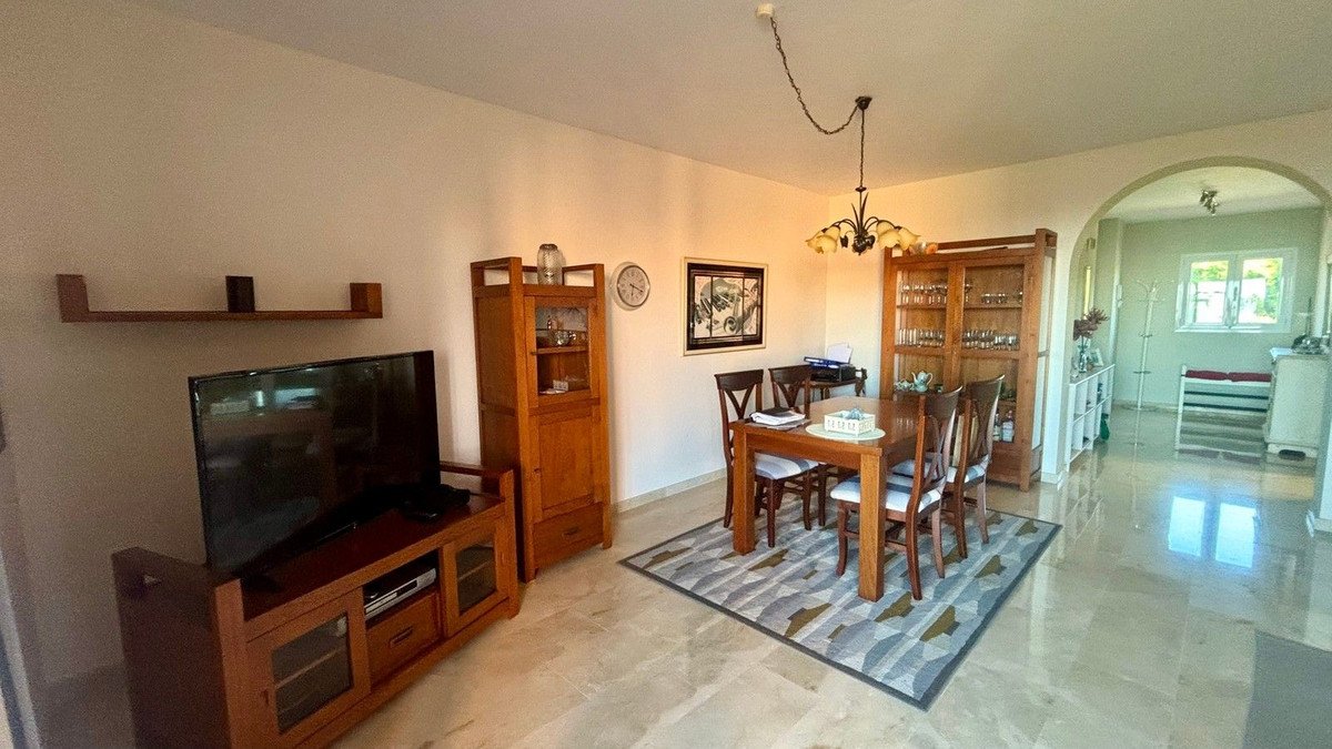 2 Bed Middle Floor Apartment in El Faro