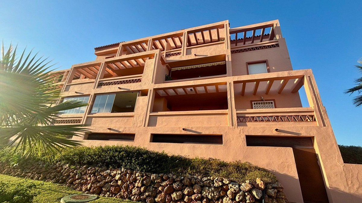 2 Bed Middle Floor Apartment in El Faro