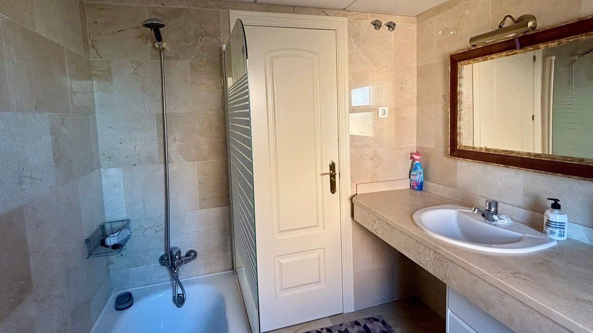 2 Bed Middle Floor Apartment in El Faro