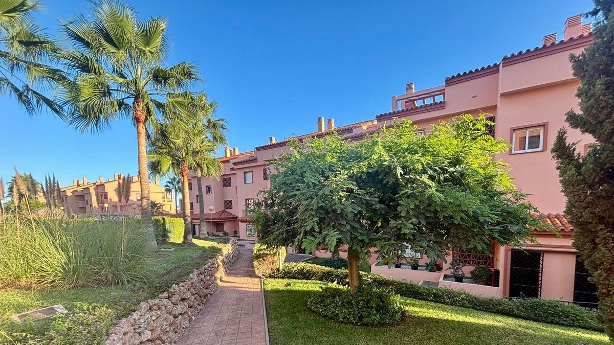 2 Bed Middle Floor Apartment in El Faro