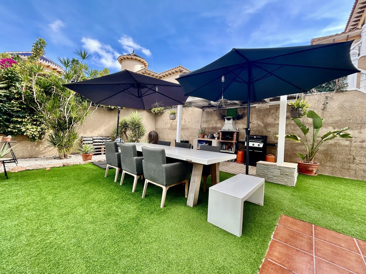 4 Bed Detached Villa in Villamartin