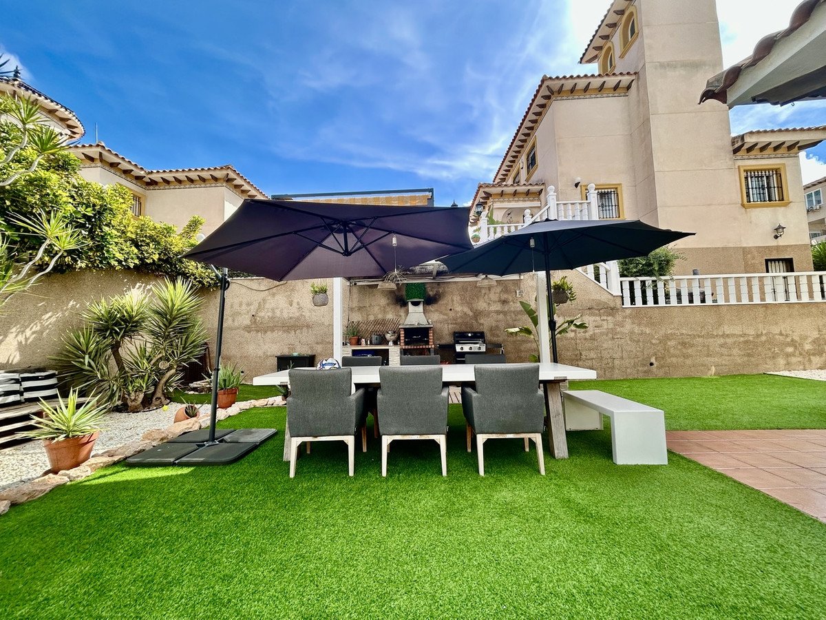 4 Bed Detached Villa in Villamartin