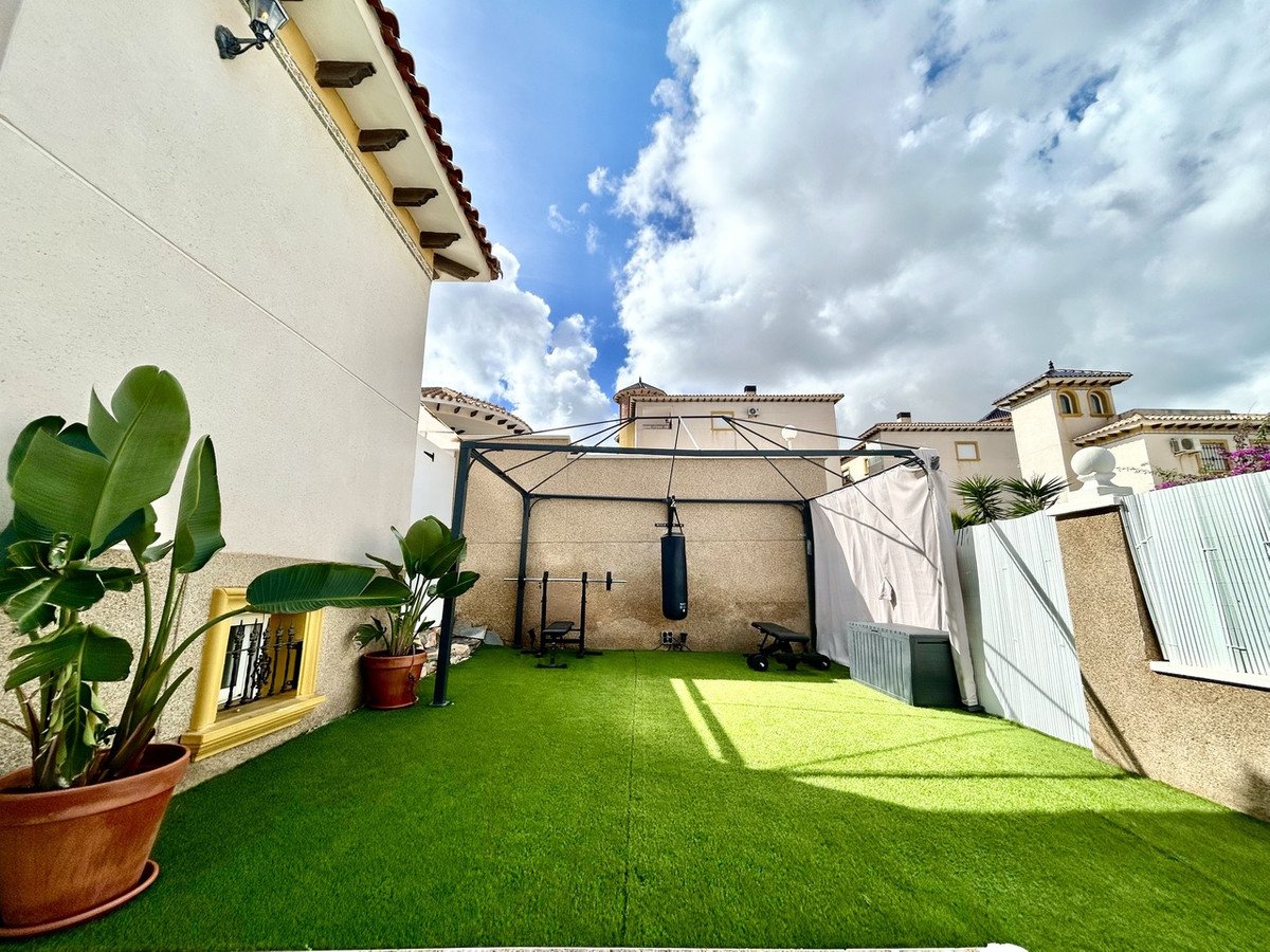 4 Bed Detached Villa in Villamartin