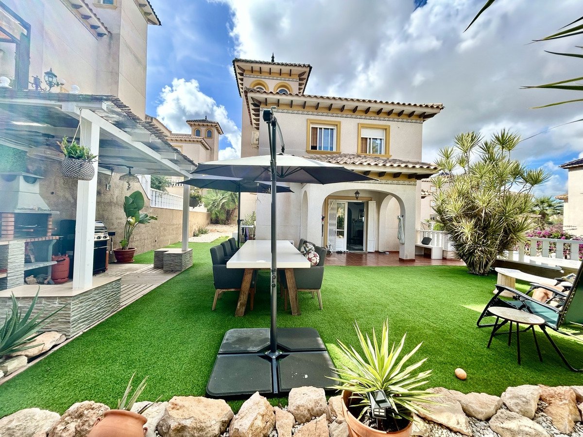 4 Bed Detached Villa in Villamartin