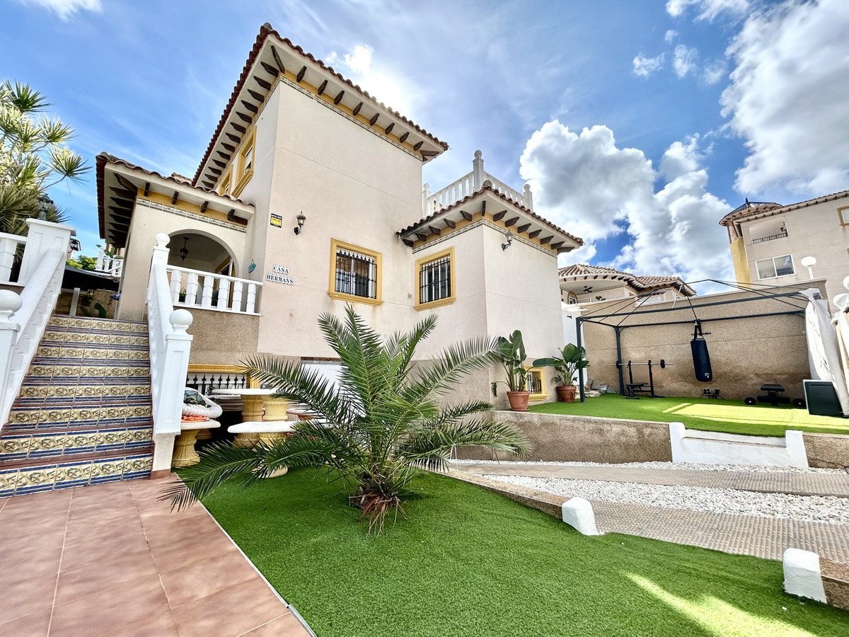 4 Bed Detached Villa in Villamartin