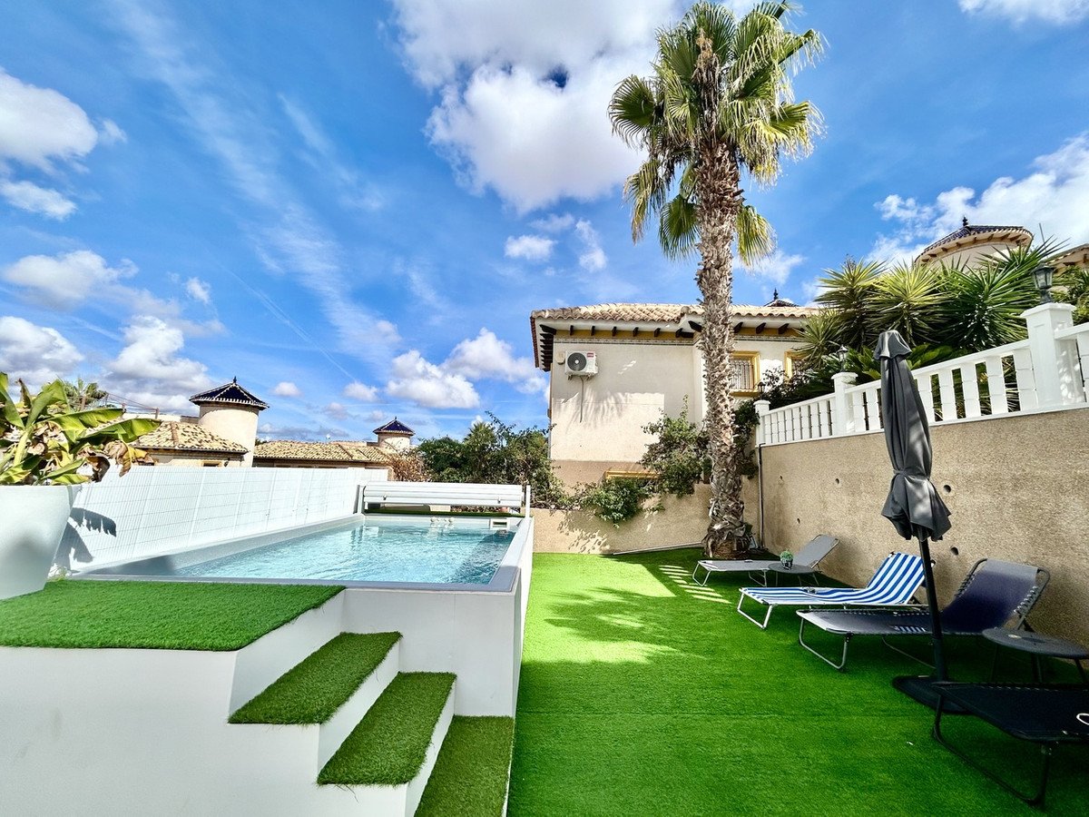 4 Bed Detached Villa in Villamartin