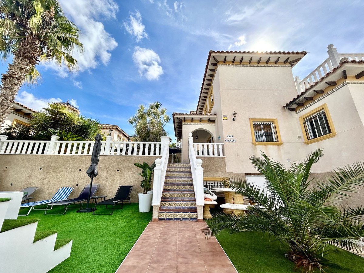 4 Bed Detached Villa in Villamartin