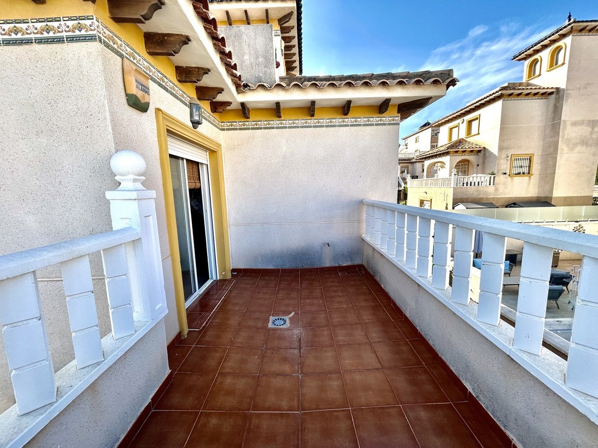 4 Bed Detached Villa in Villamartin