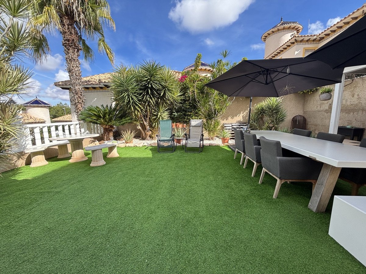 4 Bed Detached Villa in Villamartin