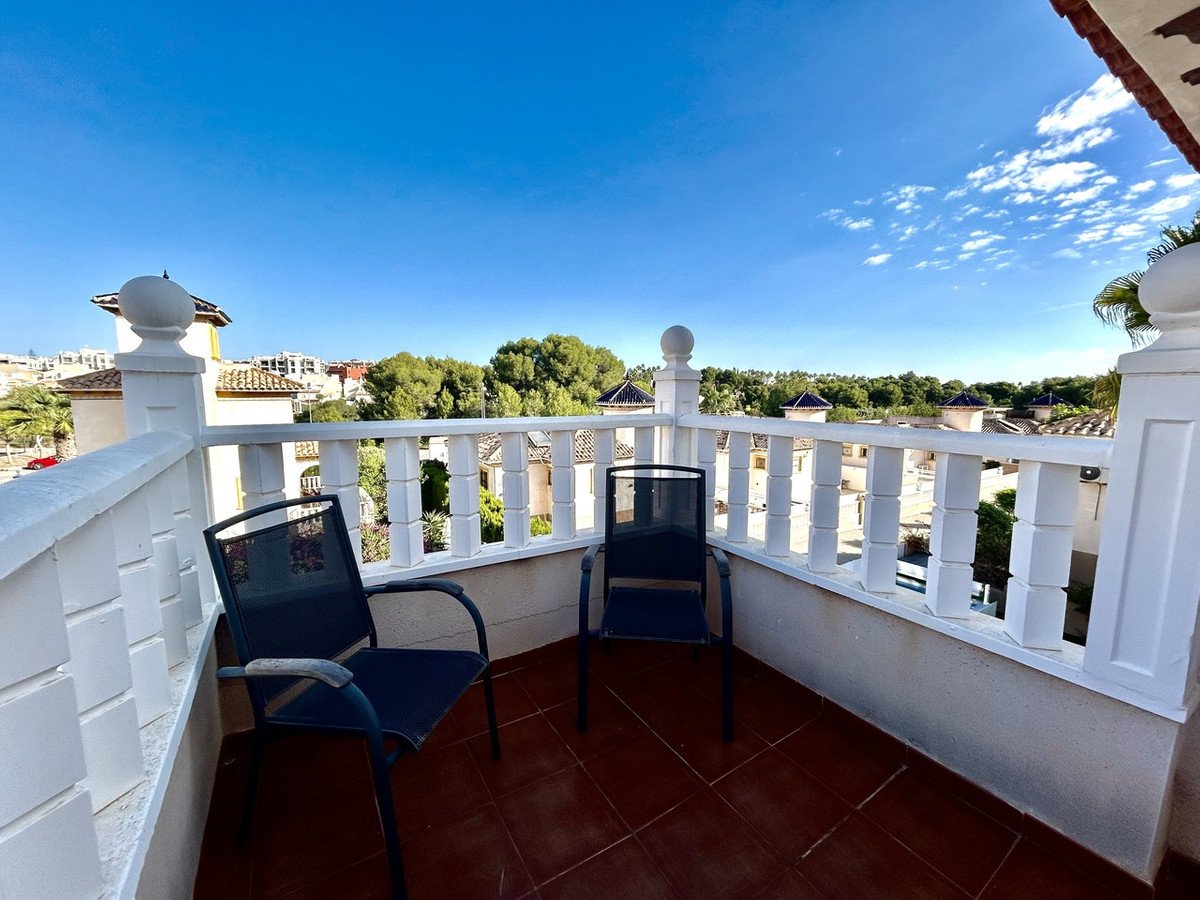 4 Bed Detached Villa in Villamartin