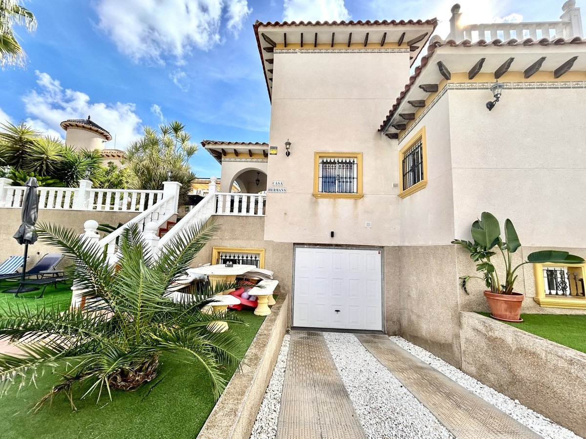4 Bed Detached Villa in Villamartin
