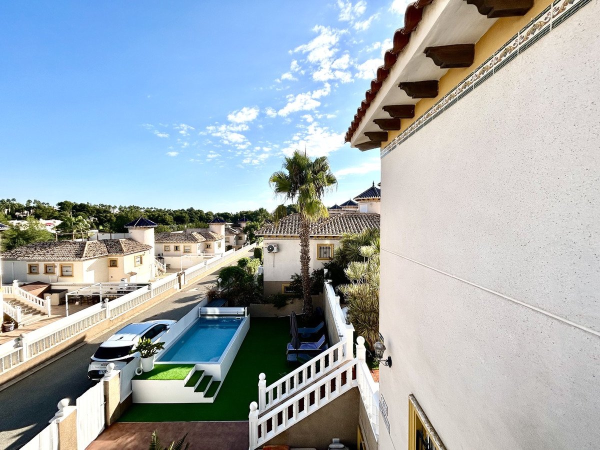 4 Bed Detached Villa in Villamartin