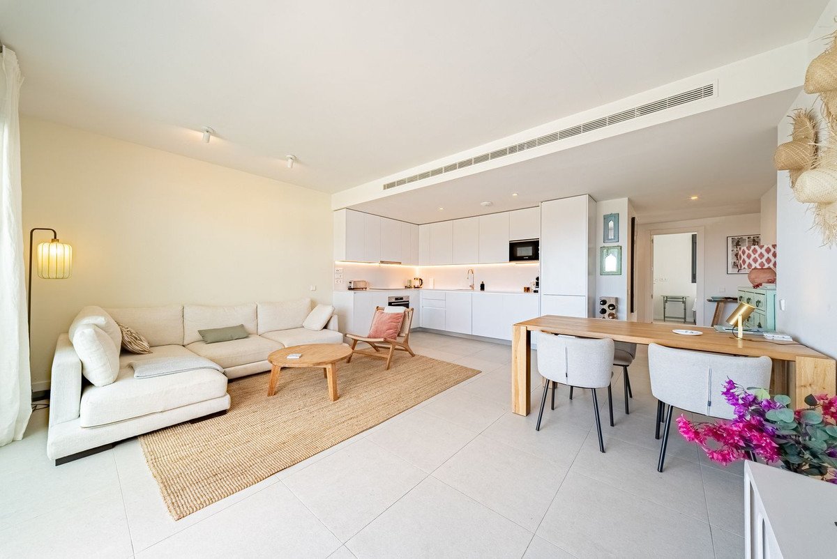 2 Bed Middle Floor Apartment in Calanova Golf