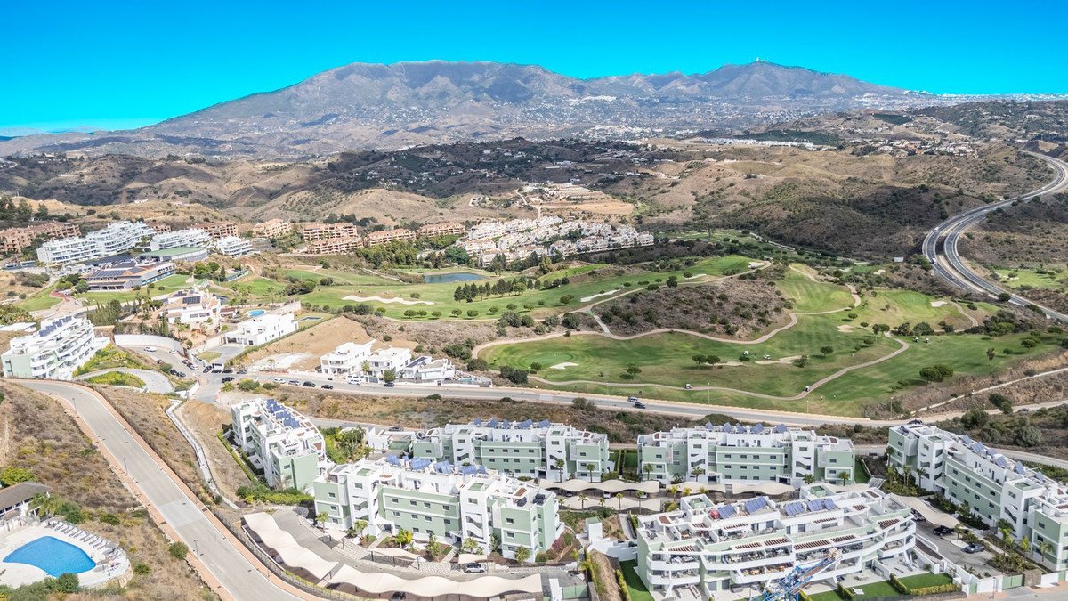 2 Bed Middle Floor Apartment in Calanova Golf