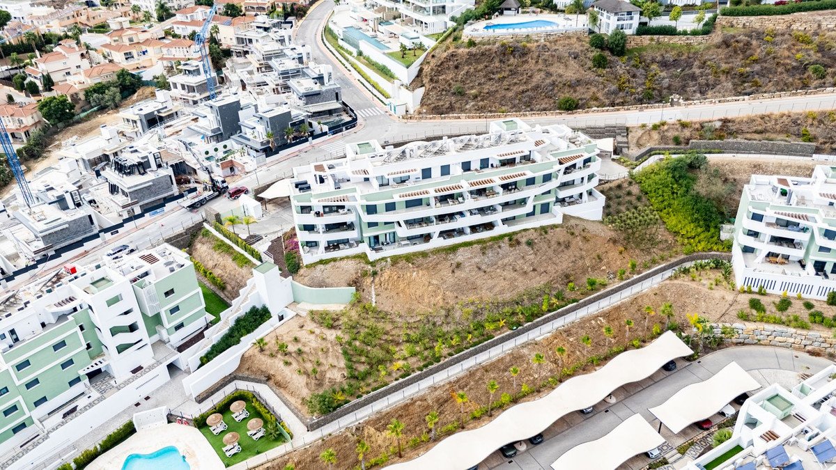 2 Bed Middle Floor Apartment in Calanova Golf