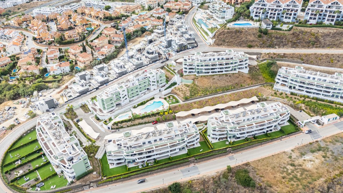 2 Bed Middle Floor Apartment in Calanova Golf