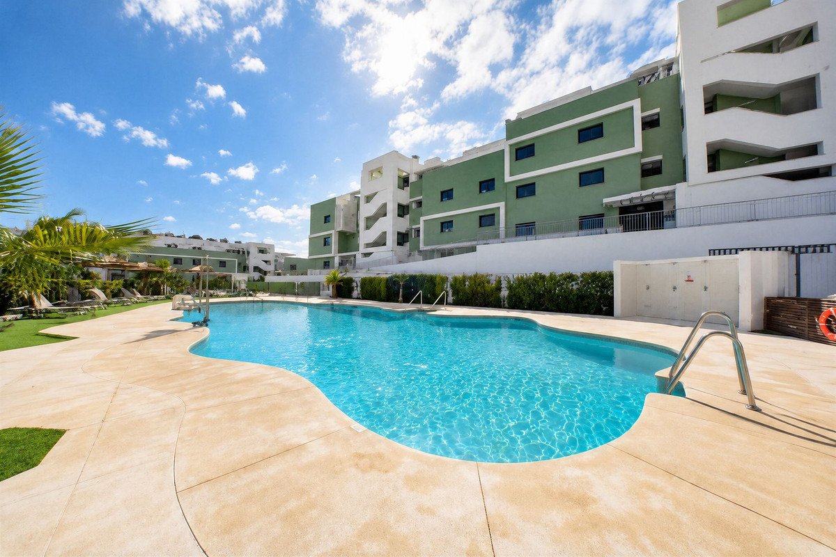 2 Bed Middle Floor Apartment in Calanova Golf