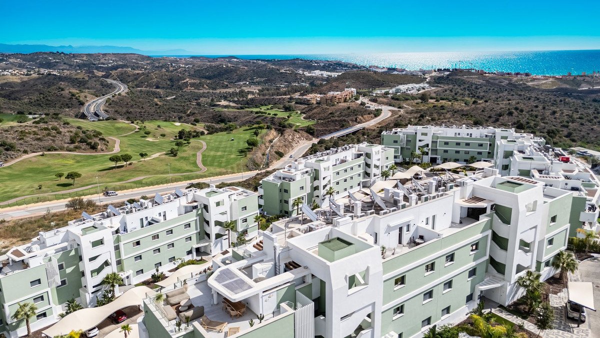 2 Bed Middle Floor Apartment in Calanova Golf