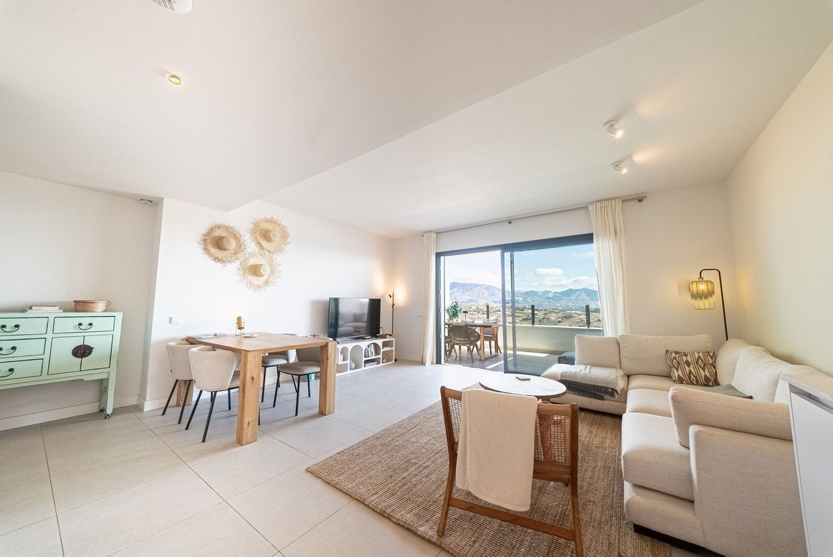 2 Bed Middle Floor Apartment in Calanova Golf