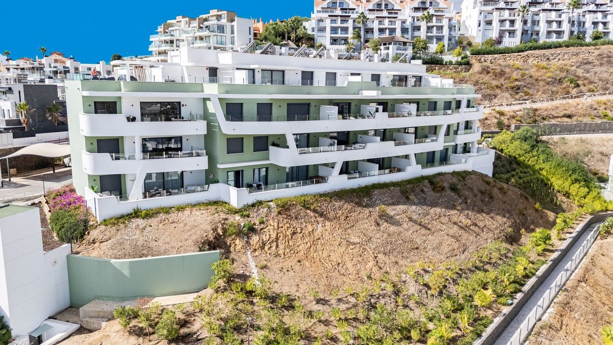 2 Bed Middle Floor Apartment in Calanova Golf