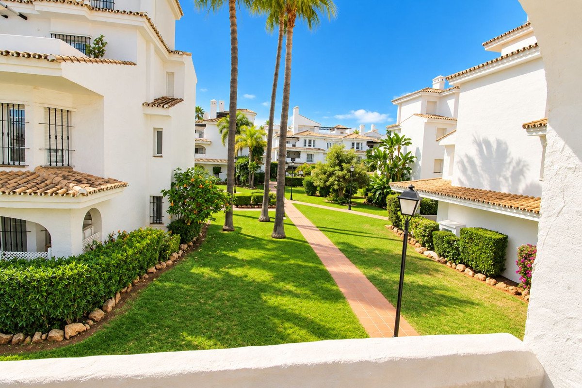 2 Bed Middle Floor Apartment in Nueva Andalucía