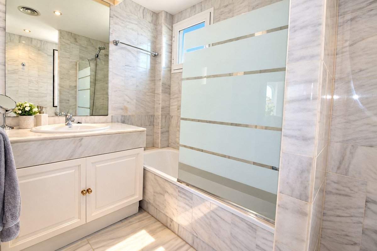 2 Bed Middle Floor Apartment in Nueva Andalucía
