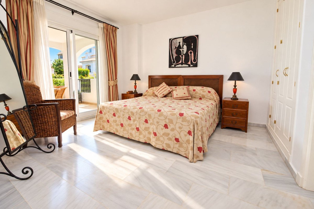 2 Bed Middle Floor Apartment in Nueva Andalucía
