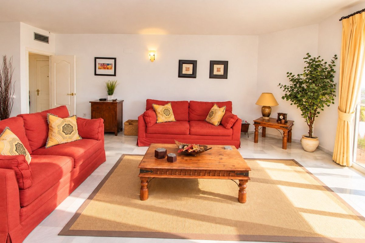 2 Bed Middle Floor Apartment in Nueva Andalucía