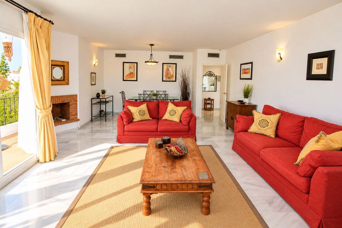 2 Bed Middle Floor Apartment in Nueva Andalucía