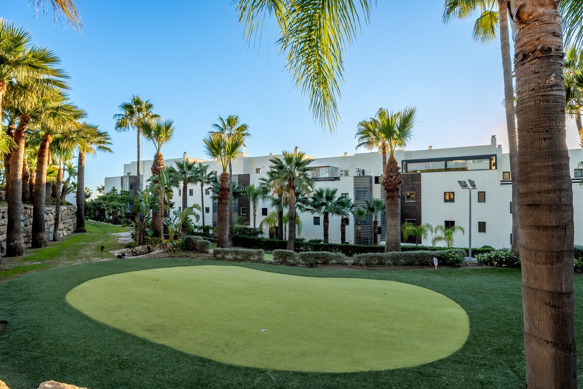 2 Bed Middle Floor Apartment in Los Flamingos