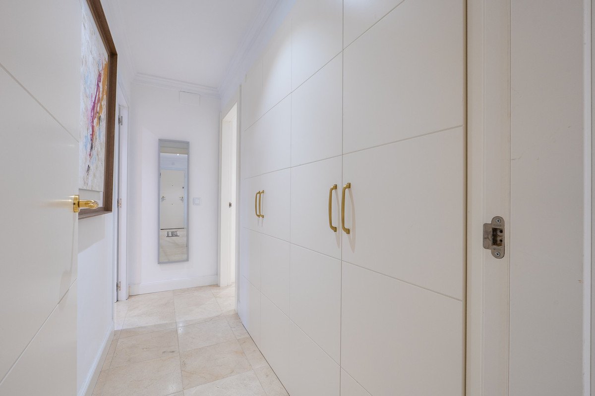 2 Bed Middle Floor Apartment in Los Flamingos