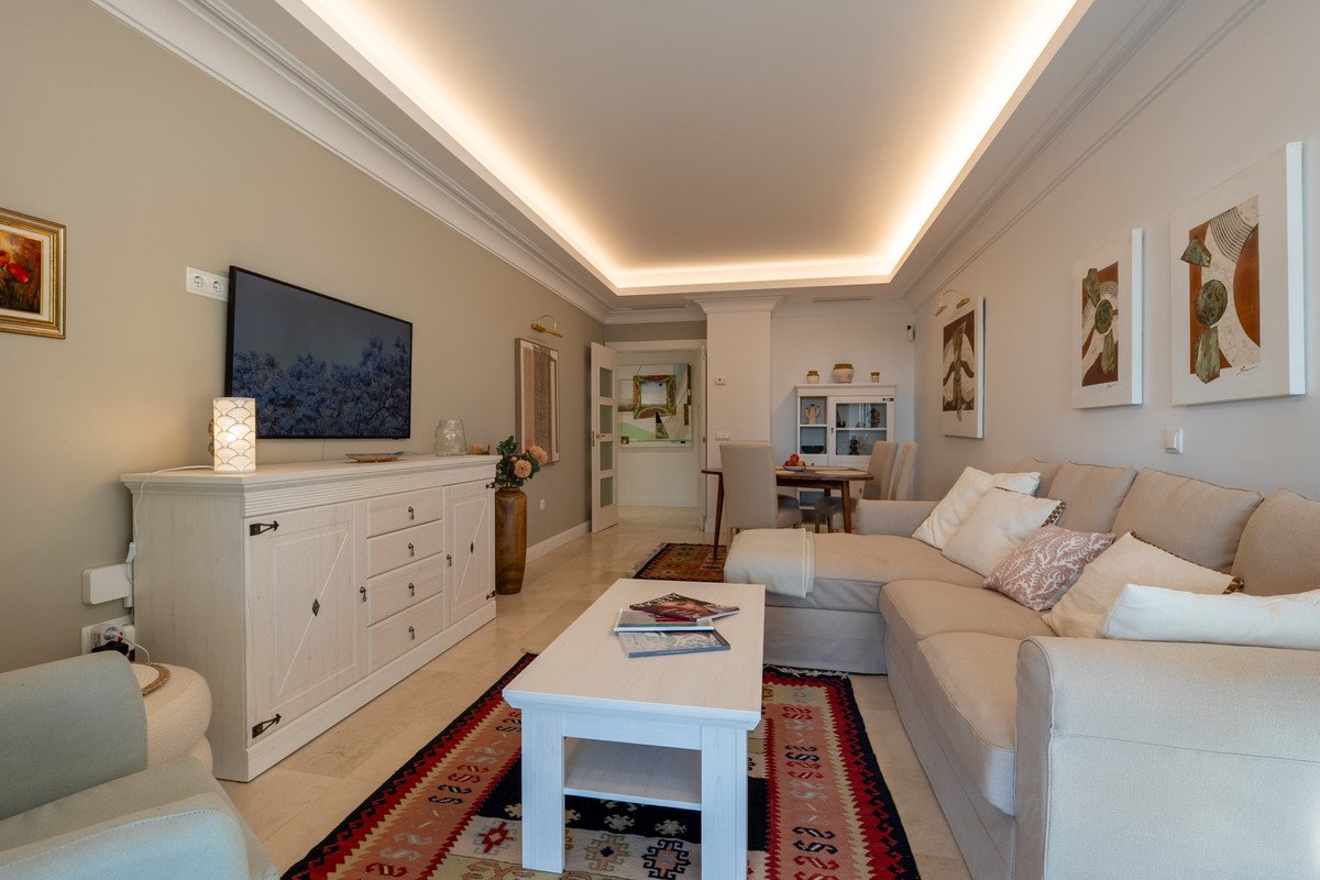 2 Bed Middle Floor Apartment in Los Flamingos