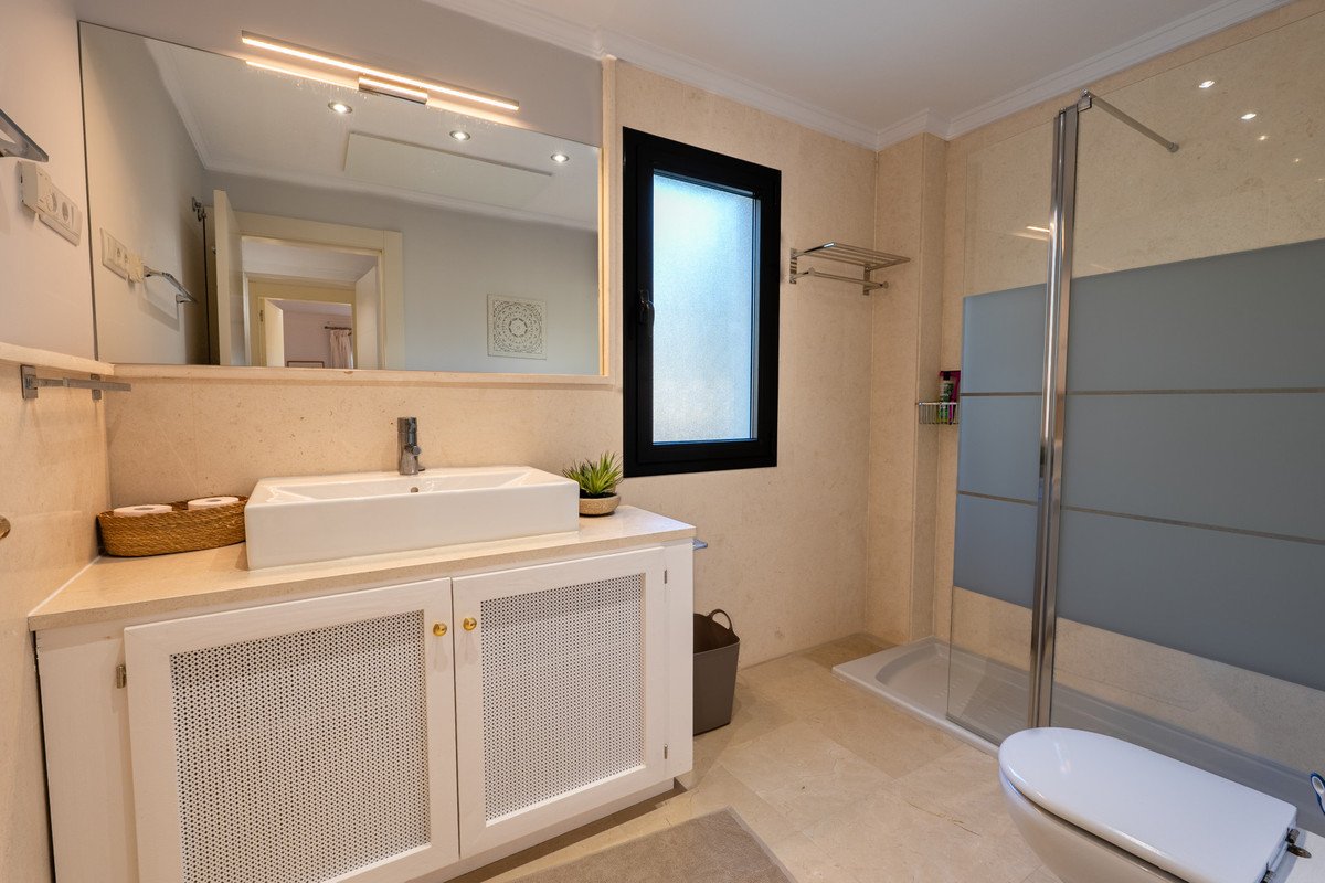 2 Bed Middle Floor Apartment in Los Flamingos