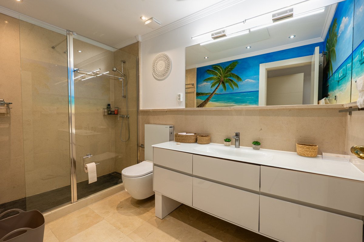2 Bed Middle Floor Apartment in Los Flamingos