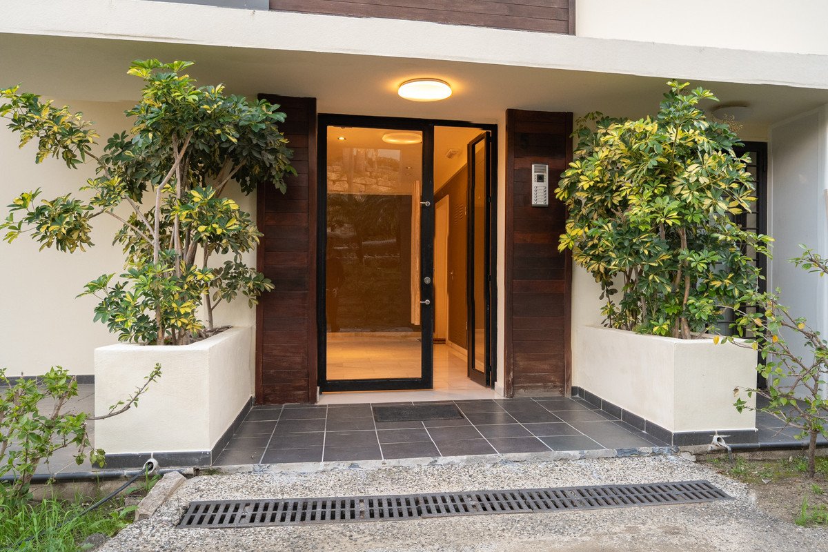 2 Bed Middle Floor Apartment in Los Flamingos