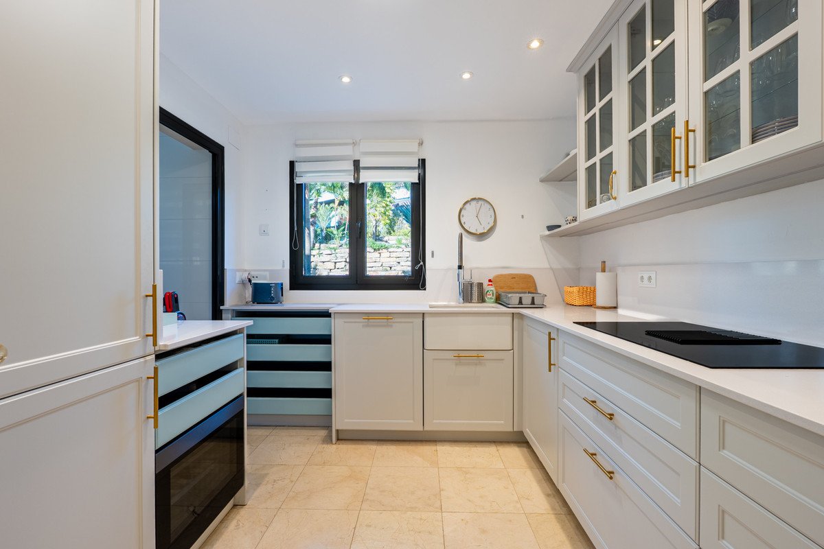 2 Bed Middle Floor Apartment in Los Flamingos