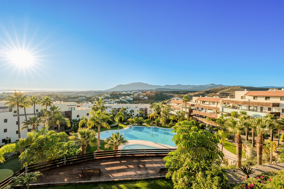 2 Bed Middle Floor Apartment in Benahavís