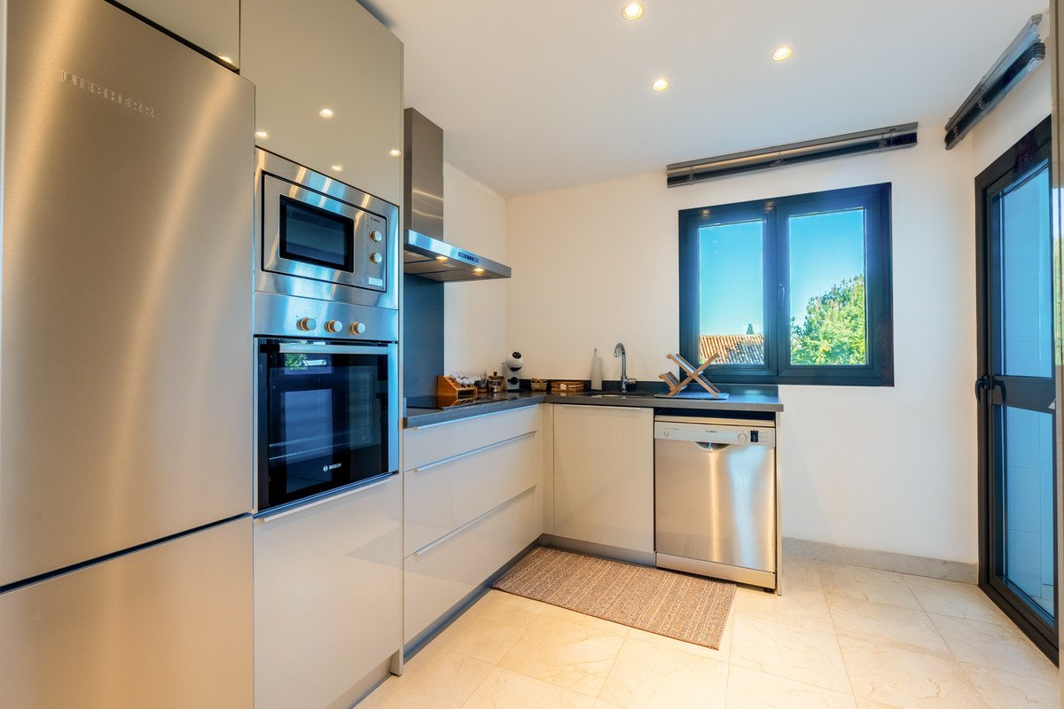 2 Bed Middle Floor Apartment in Benahavís