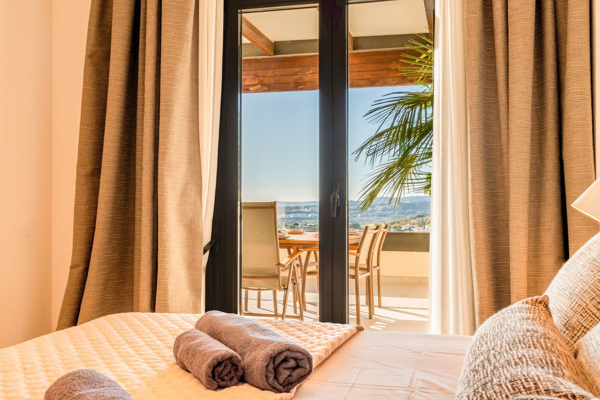 2 Bed Middle Floor Apartment in Benahavís