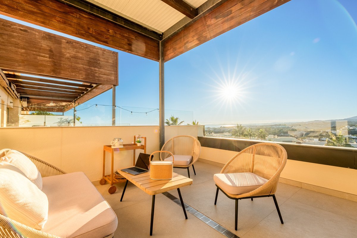 2 Bed Middle Floor Apartment in Benahavís