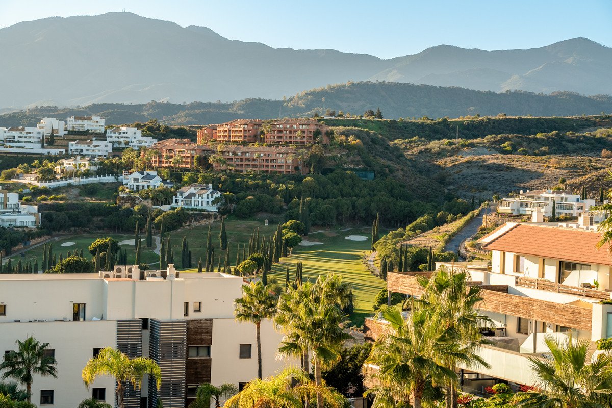 2 Bed Middle Floor Apartment in Benahavís