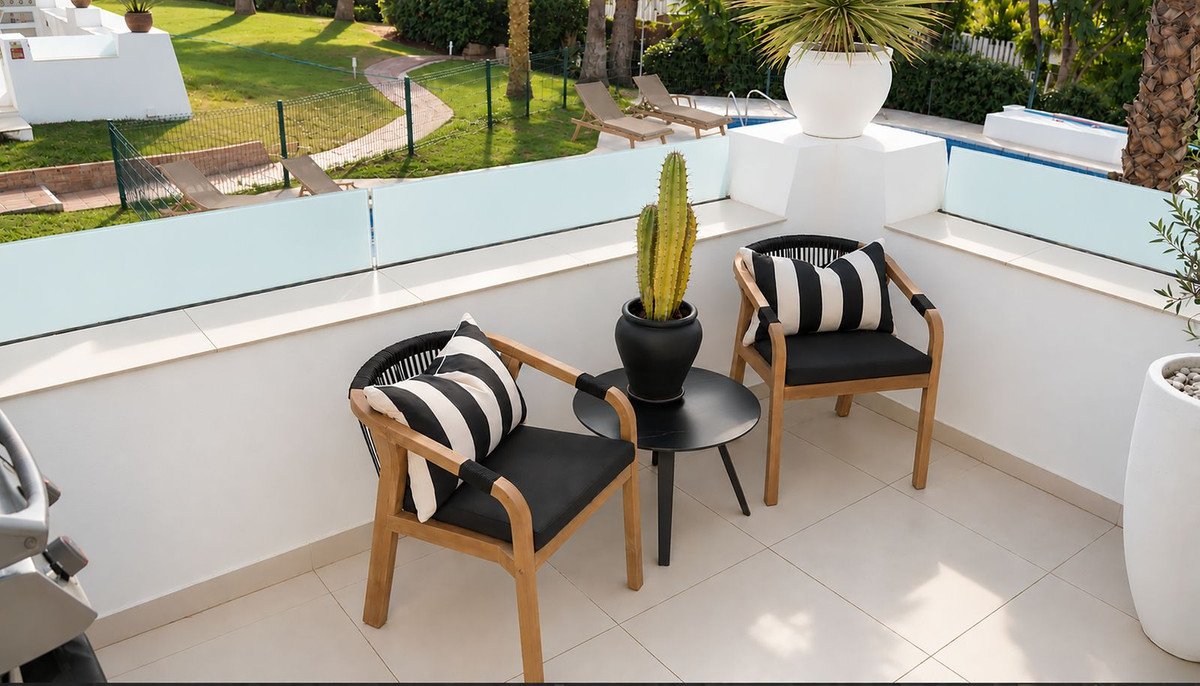 3 Bed Middle Floor Apartment in Nueva Andalucía