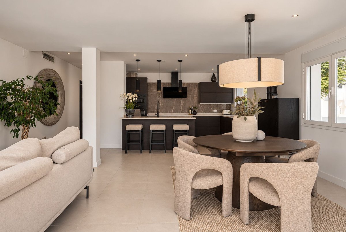 3 Bed Middle Floor Apartment in Nueva Andalucía