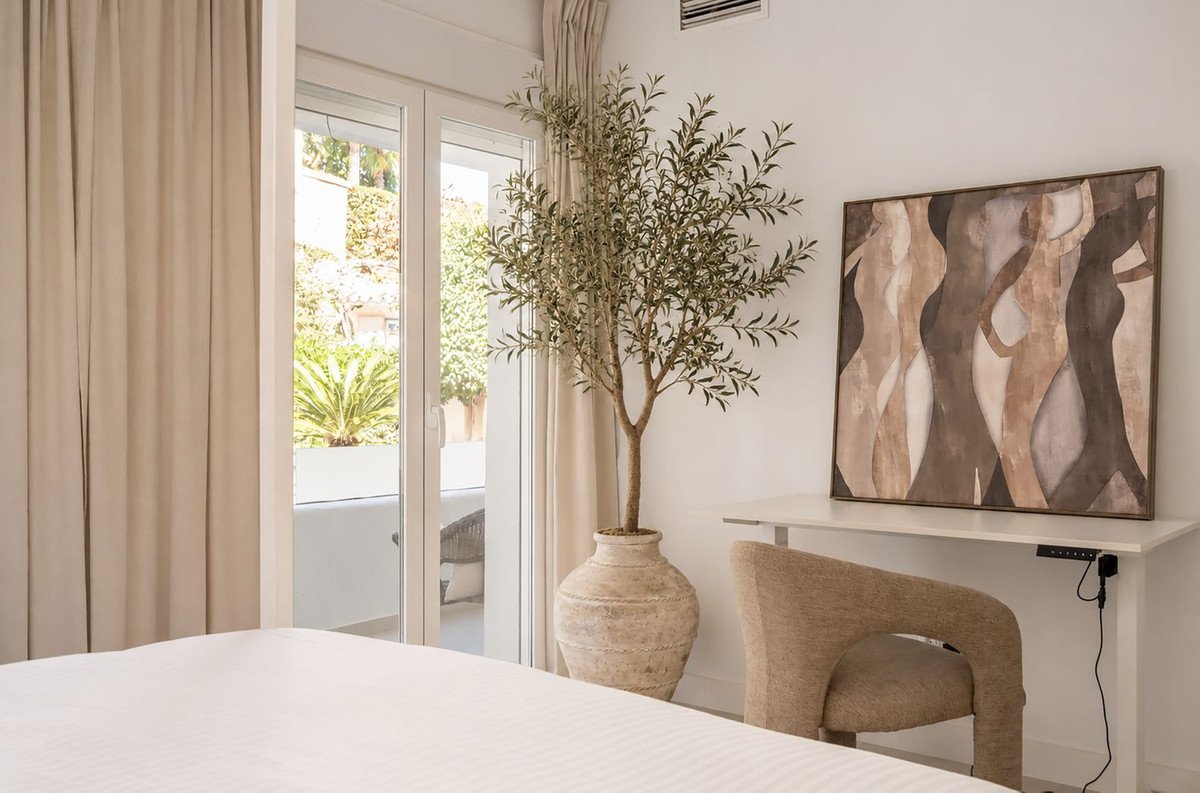 3 Bed Middle Floor Apartment in Nueva Andalucía