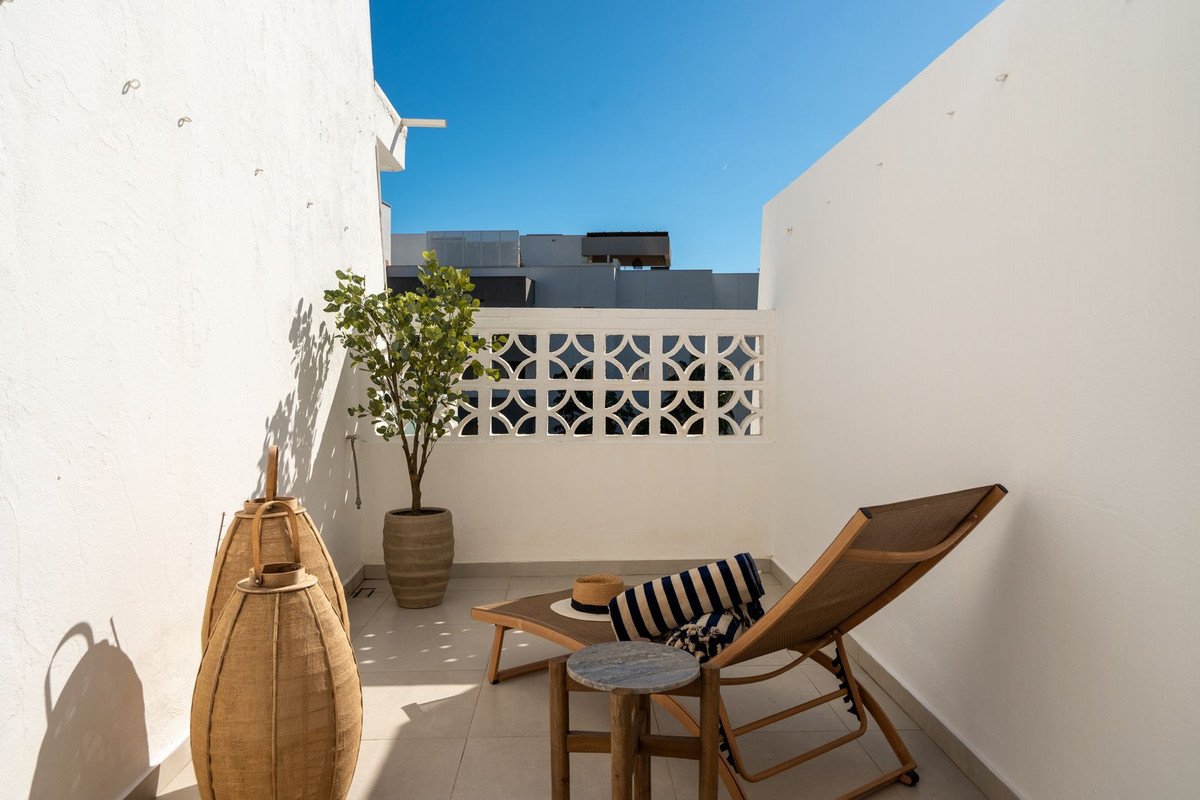 3 Bed Middle Floor Apartment in Nueva Andalucía