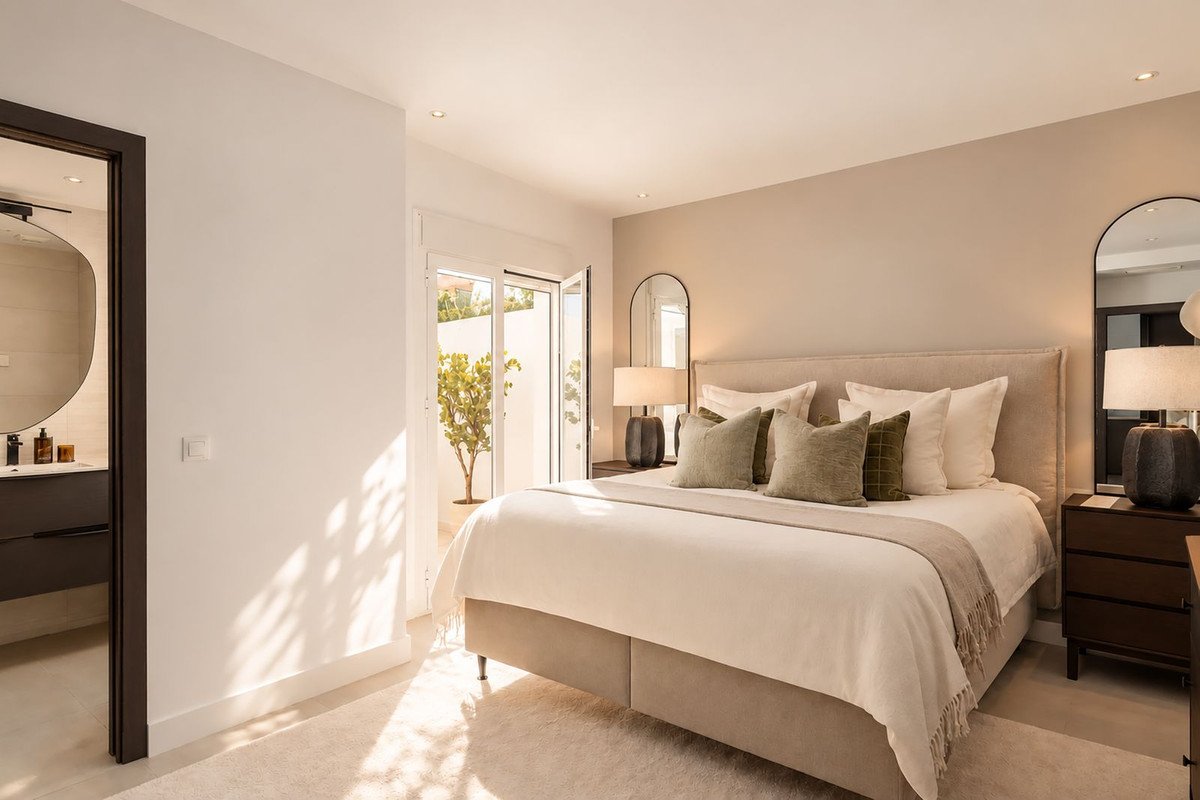3 Bed Middle Floor Apartment in Nueva Andalucía